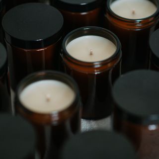 Něco se chystá... ✨ V naší dílně to teď voní a my kompletujeme poslední kousky. Mezi nimi se skrývají i dvě zbrusu nové...